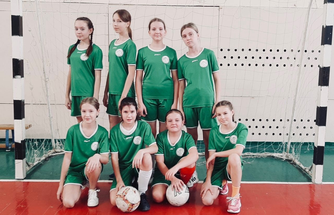 1 место в городских соревнованиях по мини-футболу среди девочек.