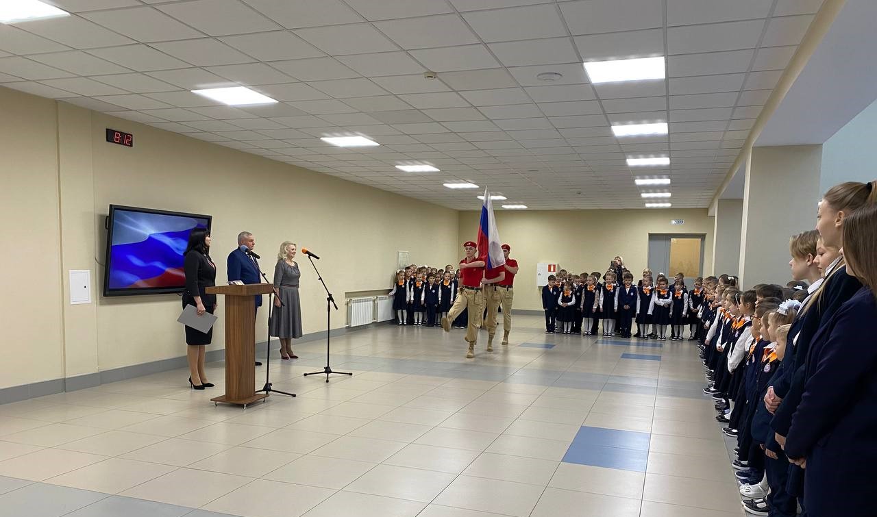 Торжественная церемония выноса флага и исполнения гимна Российской Федерации.